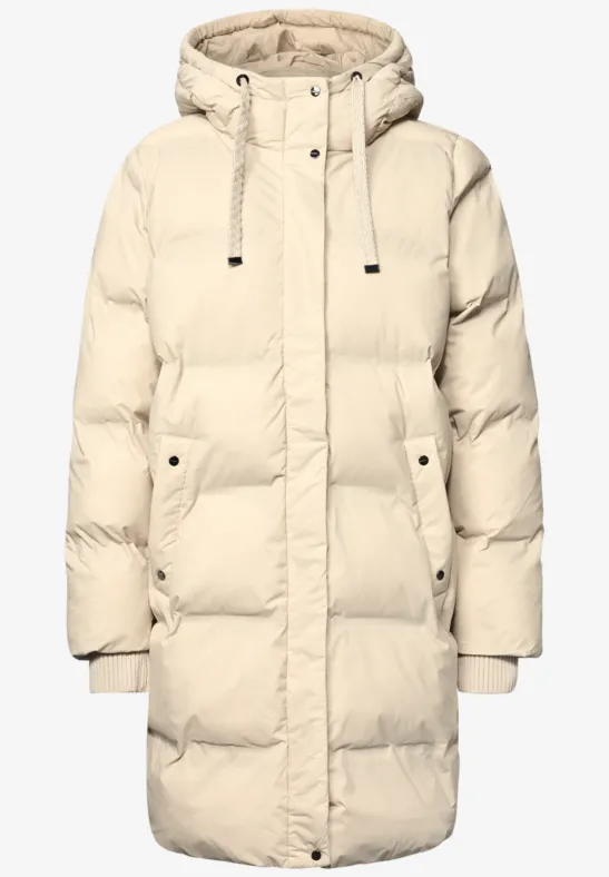 Een lange beige gewatteerde jas met capuchon en zijzakken.