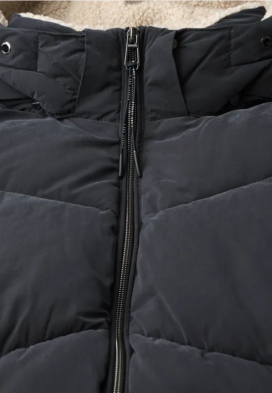 Schwarze gesteppte Winterjacke mit zentralem Reißverschluss, weicher Polsterung und hohem Kragen