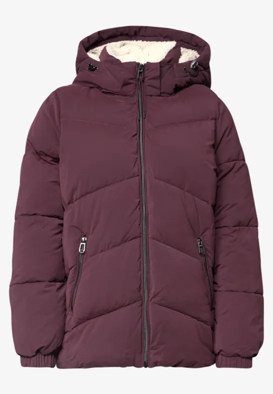 Weiche Steppjacke in Burgundrot mit Kapuze, Reißverschluss und seitlichen Zipper-Taschen.
