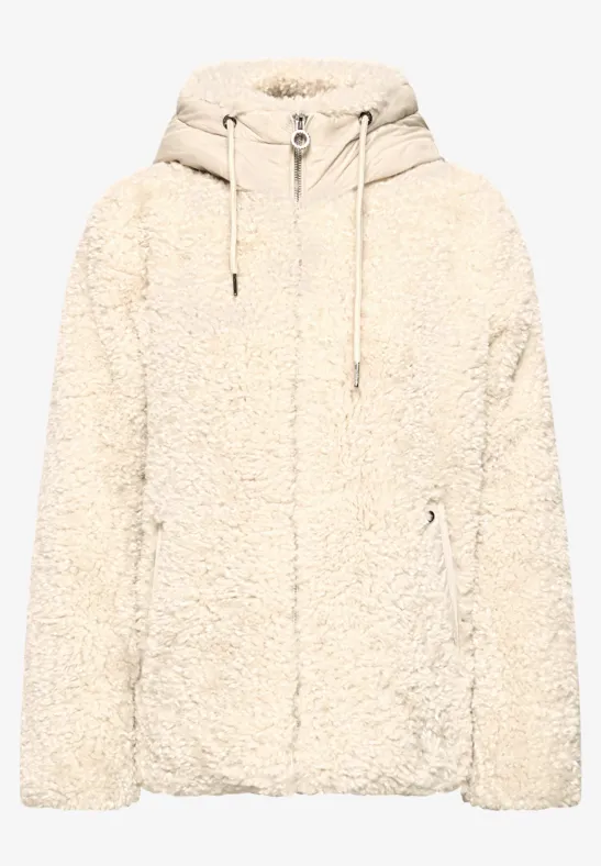 Cremefarbene Teddy-Fleece-Jacke mit Kapuze, Reißverschlusstaschen und flauschiger Textur.
