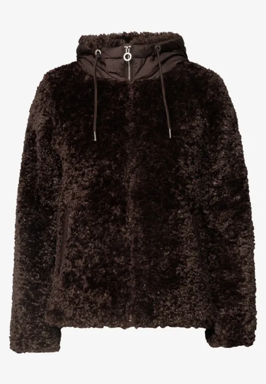 Dunkelbraunes, flauschiges Kapuzenpullover mit Tunnelzug, weiche Teddyfell-Optik.