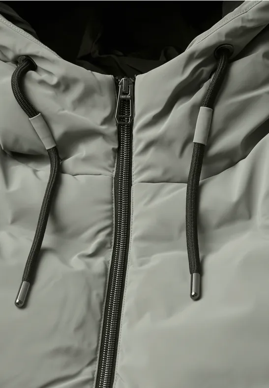 Graue Jacke mit zentralem Reißverschluss und Kordelzügen an der Kapuze