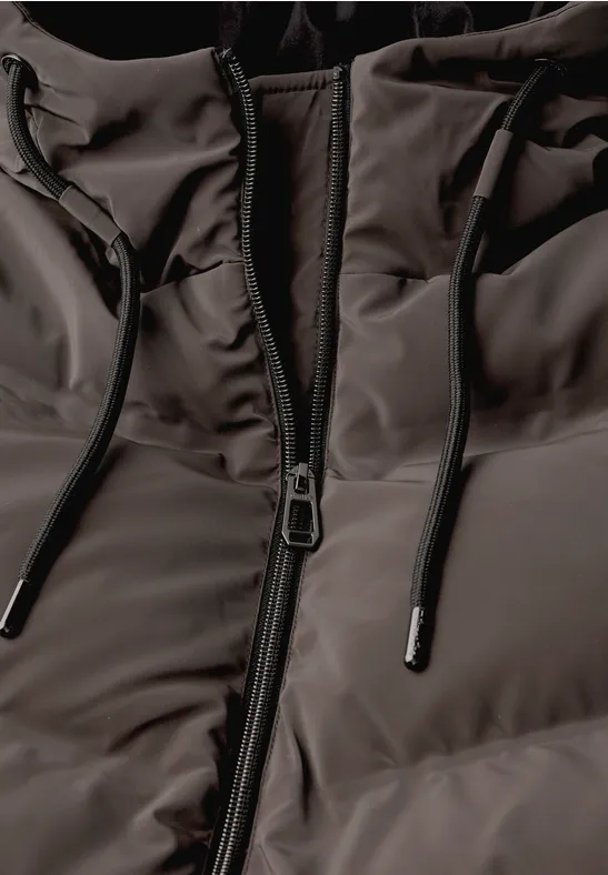 Nahaufnahme einer wattierten Jacke mit Reißverschluss und Kordelzug