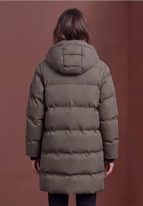 Eine Person von hinten in einer olivgrünen, langen Steppjacke mit Kapuze.