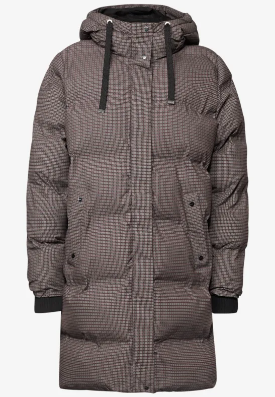 Grauer Steppmantel mit Kapuze, Kordelzug und aufgesetzten Taschen, knieumspielende Länge.