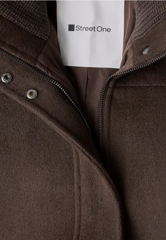 Braune Kapuzenjacke mit Reißverschluss und Markenlabel Street One am Kragen.