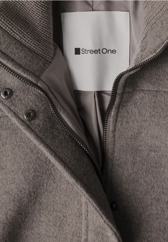 Hellgrauer Mantel mit Reißverschluss und Street One Label am Kragen