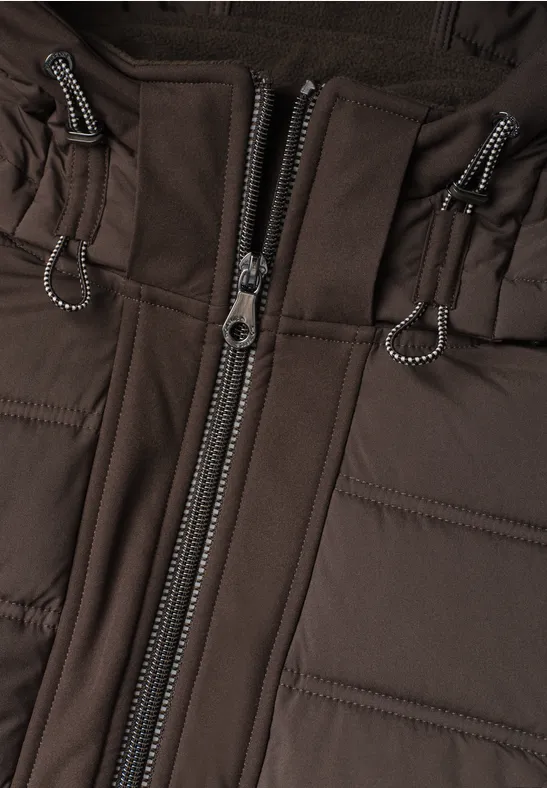 Nahaufnahme einer braunen Steppjacke mit Reißverschluss und Kordelzügen an der Kapuze.
