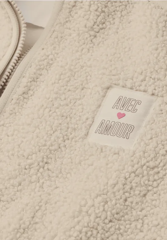 Beige Teddy-Fleecejacke mit Reißverschluss und 'Avec Amour'-Patch mit Herz.