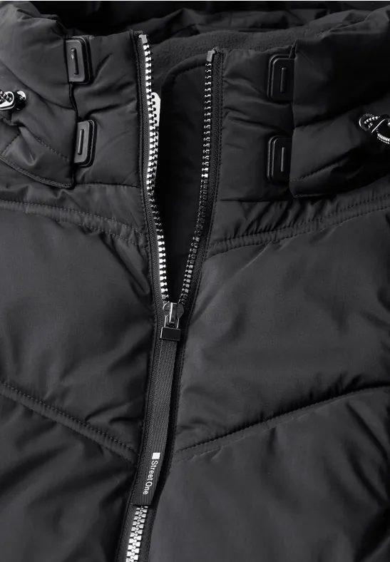 Schwarze gesteppte Jacke mit sichtbarem Reißverschluss und Kapuze