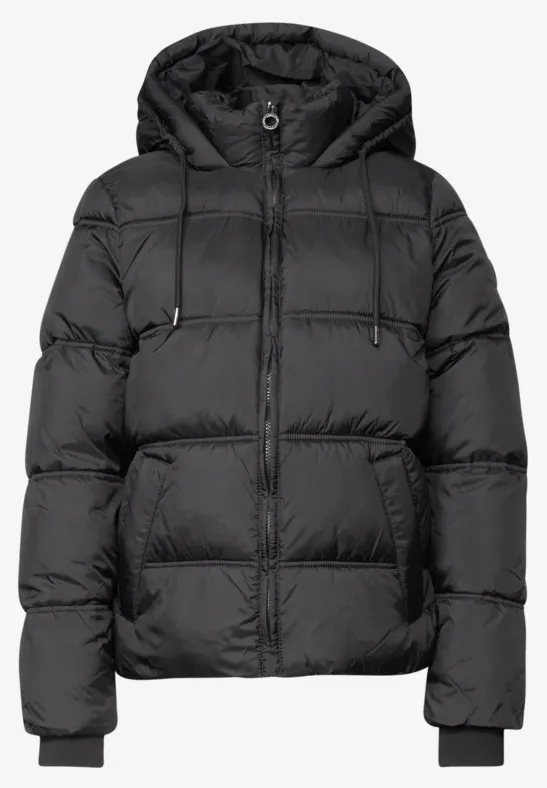 Schwarze gesteppte Daunenjacke mit Kapuze.