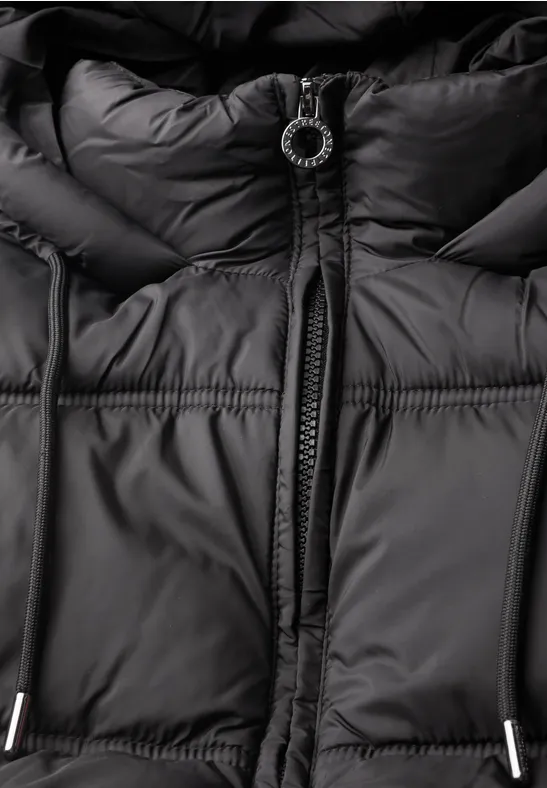 Schwarze Steppjacke mit zentralem Reißverschluss und rundem Zipper-Anhänger.