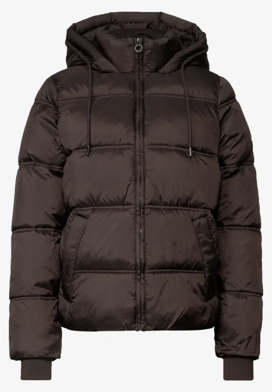 Dunkelbraune Steppjacke mit Kapuze, Reißverschluss und aufgesetzten Taschen.