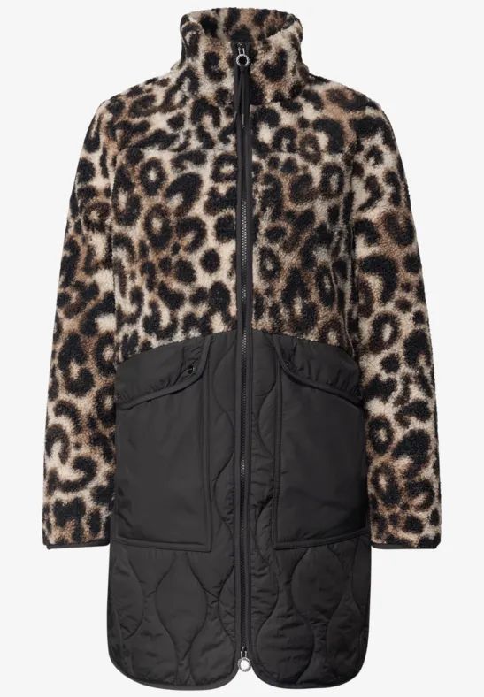 Oversize-Mantel mit Leopard-Print oben und gestepptem schwarzen Stoff unten, durchgehendem Reißverschluss.