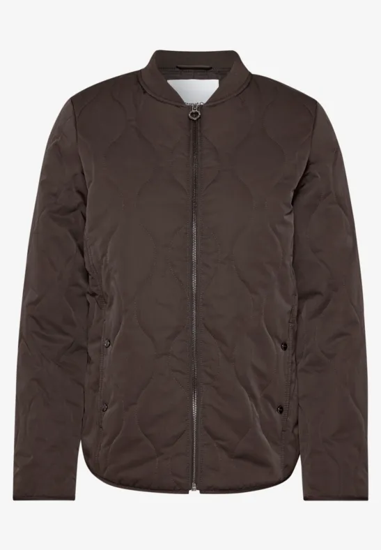 Dunkelbraune, gesteppte Bomberjacke mit durchgehendem Reißverschluss und seitlichen Taschen, minimalistisch.