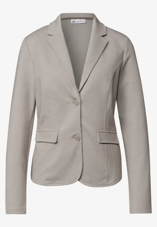 Een getailleerd damesblazer in grijs-beige met reverskraag, twee knopen en klepzakken.