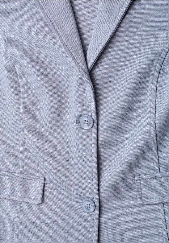 Hellgraues Damen-Blazer mit zwei Knöpfen und Pattentaschen.