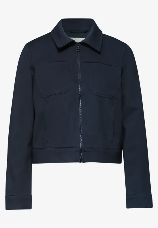 Dunkelblaue Jacke mit schlichtem Kragen, durchgehendem Reißverschluss und aufgesetzten Brusttaschen