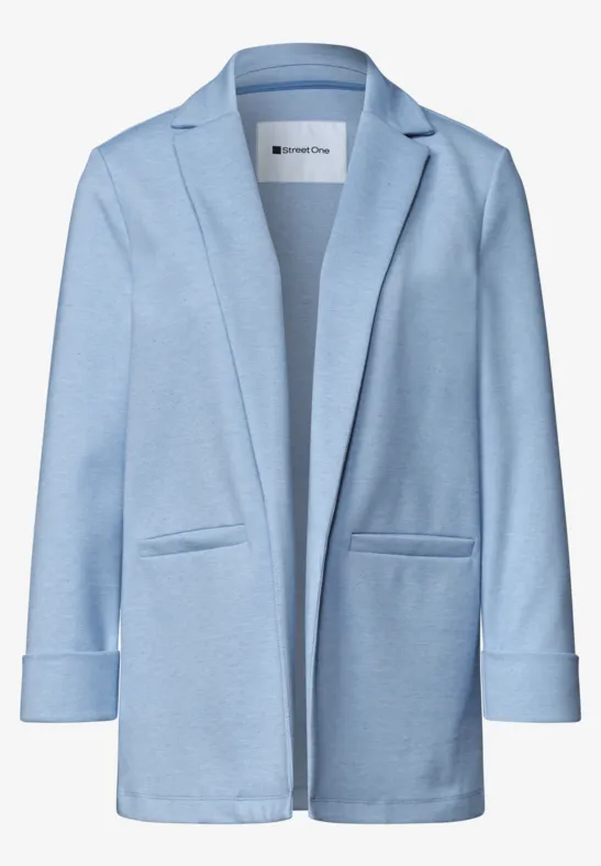 Veste blazer bleu clair, coupe droite ouverte, manches longues et poches passepoilées.