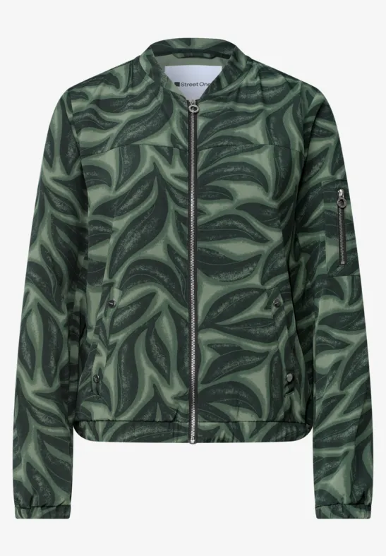 Grüne Bomberjacke mit dunkelgrünem Blattmuster, Reißverschluss vorne und Ärmeltasche am Arm.