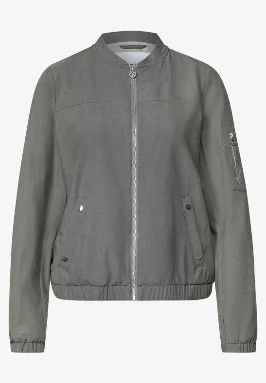 Grüne Bomberjacke mit Stehkragen, Reißverschluss, Taschen und elastischen Bündchen.