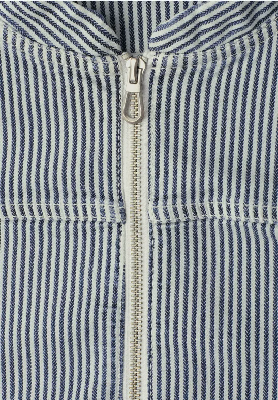 Close-up van een blauw-wit gestreepte jas met ritssluiting