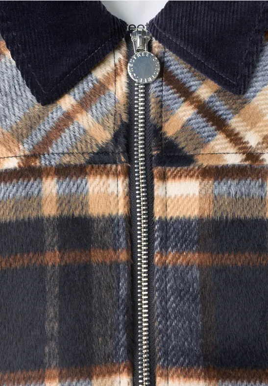 Nahaufnahme einer karierten Jacke in Braun, Blau und Weiß mit Reißverschluss und Cordkragen.