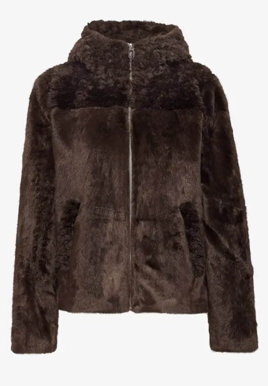 Dunkelbraune, flauschige Jacke mit Kapuze, Reißverschluss und seitlichen Taschen.