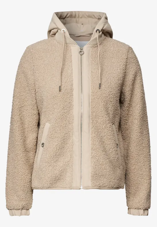 Beige Teddy-Fleecejacke mit Kapuze, Reißverschluss und Seitentaschen.
