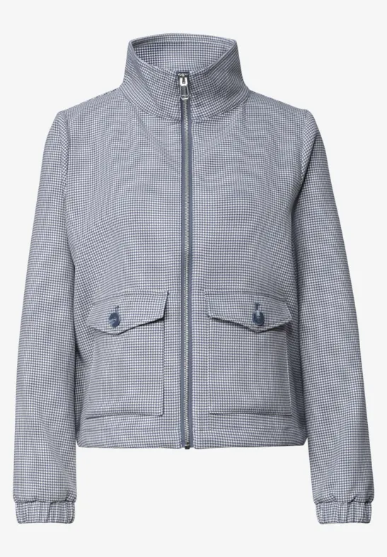 Veste courte gris clair avec col montant, fermeture éclair avant et poches plaquées.
