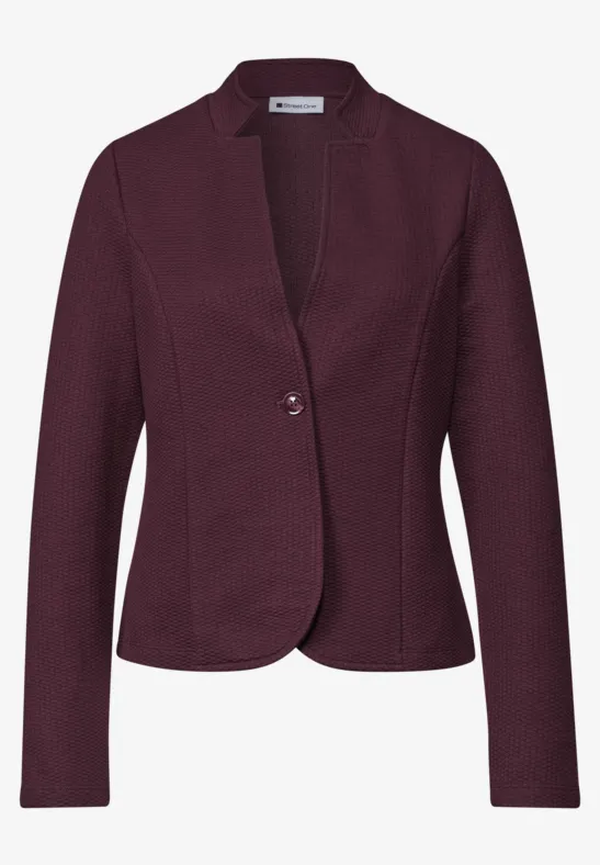 Damenblazer in Burgundrot mit Ein-Knopf-Verschluss und ohne Kragen.