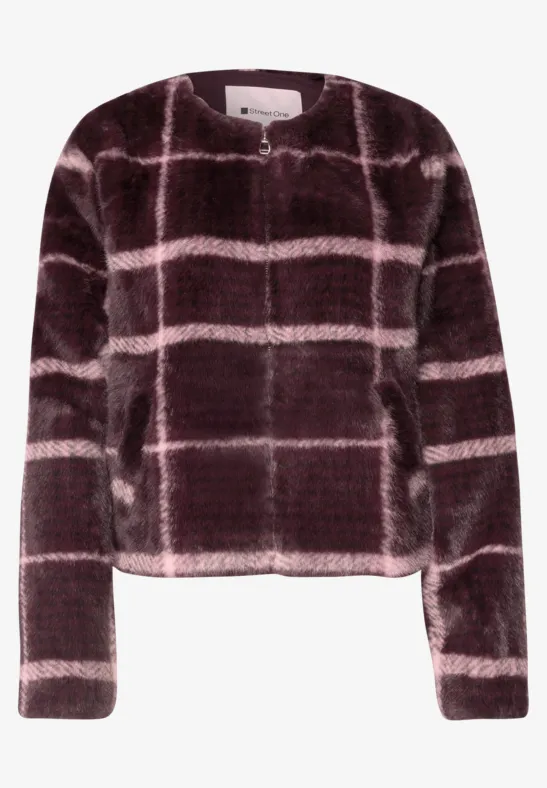 Weinroter, flauschiger Kunstfell-Pullover mit hellen Karobändern.