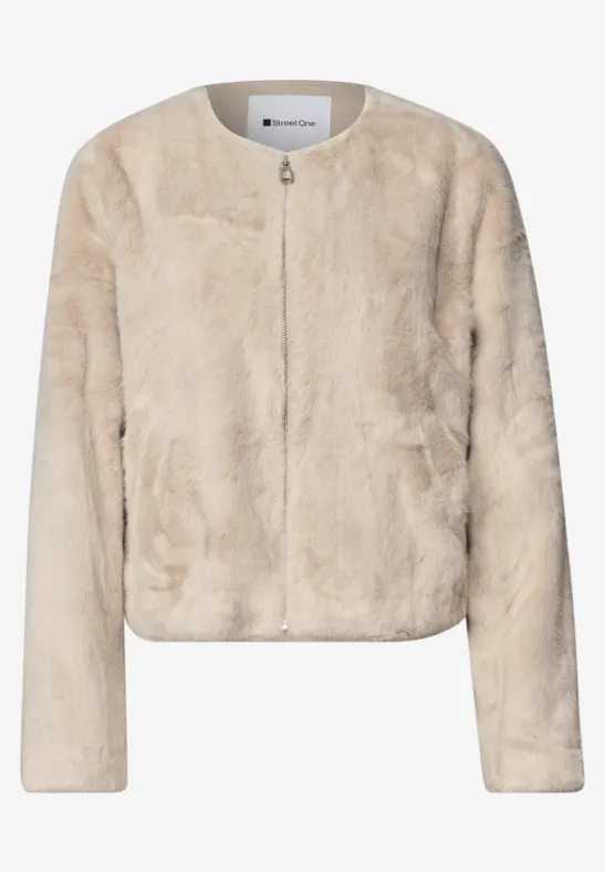 Beige, plüschige Kurzjacke mit Reißverschluss, Rundhalsausschnitt und seitlichen Eingrifftaschen