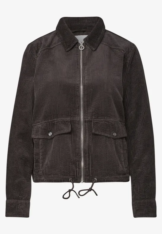 Dunkelbraune Cordjacke mit Reißverschluss, Hemdkragen und aufgesetzten Taschen.