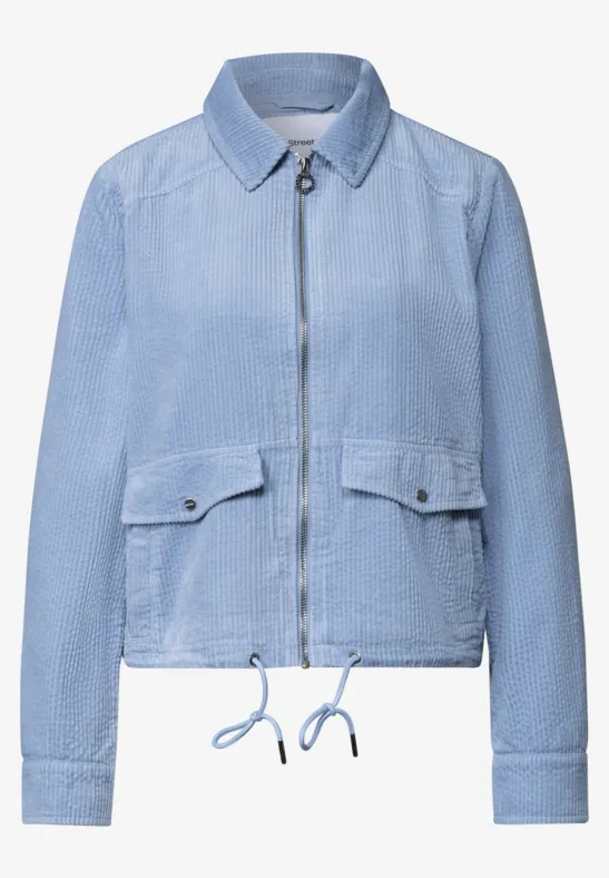 Veste légère bleu clair pour femme avec fermeture éclair, poches à rabat et cordon de serrage.