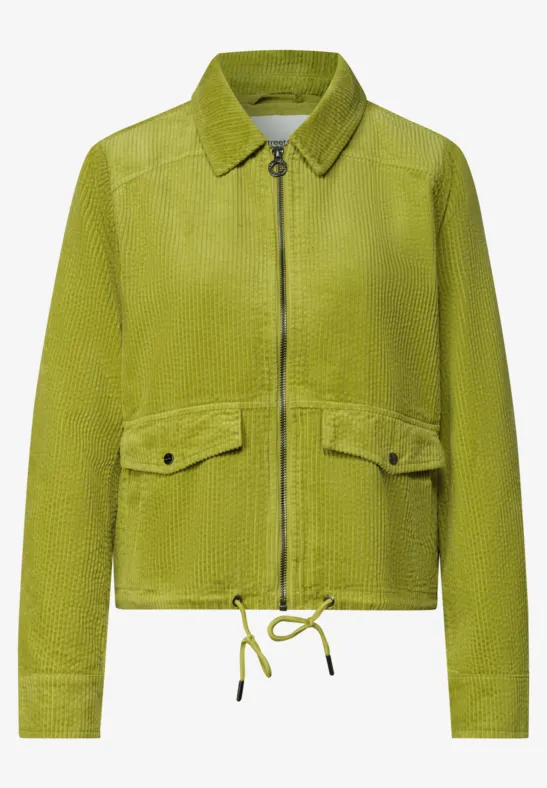 Grüne, kurz geschnittene Jacke mit Reißverschluss, zwei aufgesetzten Taschen, Kordelzug am Saum und klassischem Kragen.