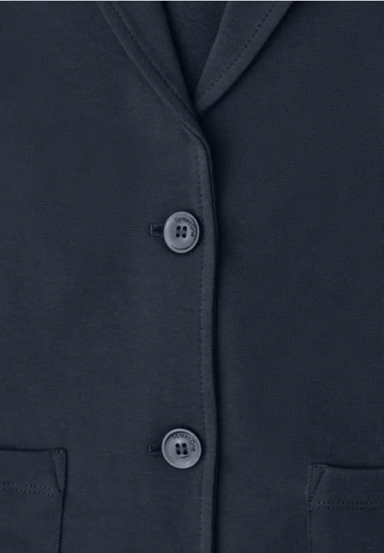 Nahaufnahme eines dunkelblauen Blazers mit Revers, zwei Knöpfen und zwei Pattentaschen.