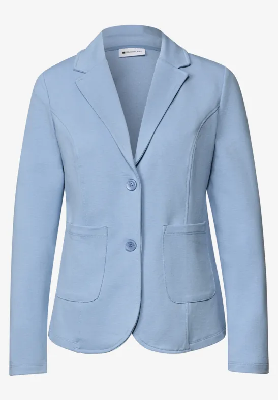 Lichtblauw damesblazer met gekeerde kraag, twee knopen, opgestikte zakken en een getailleerde pasvorm.