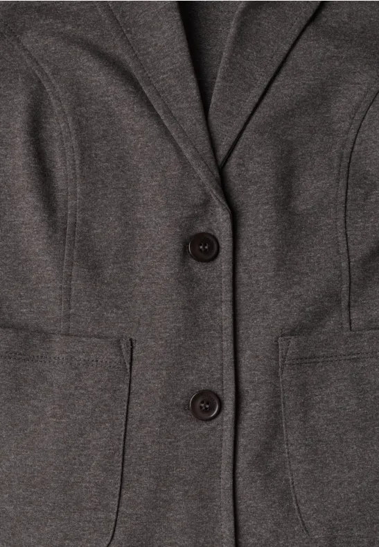 Grauer Blazer mit zwei Knöpfen und zwei Taschen vorne.