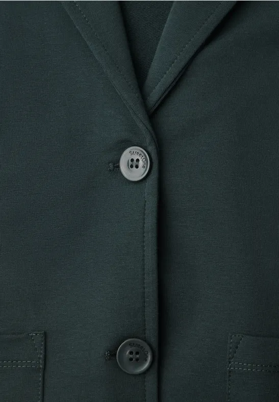 Nahaufnahme eines dunkelgrauen Blazers mit Revers, zwei Knöpfen und aufgesetzten Taschen.