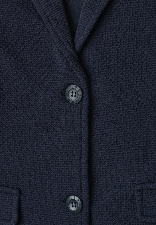 Dunkelblauer Strickblazer mit zwei Knöpfen und vorderen Klappentaschen