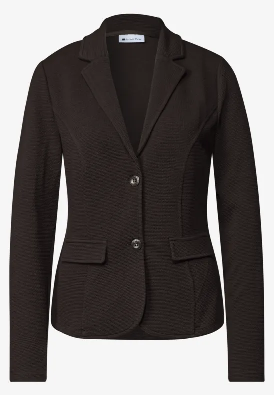Veste noire cintrée pour femme avec col cranté, deux boutons et poches plaquées.