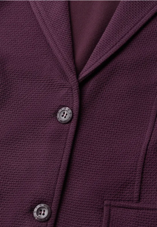 Purpurfarbener Blazer mit strukturierter Oberfläche, zwei Knöpfen und Taschen.