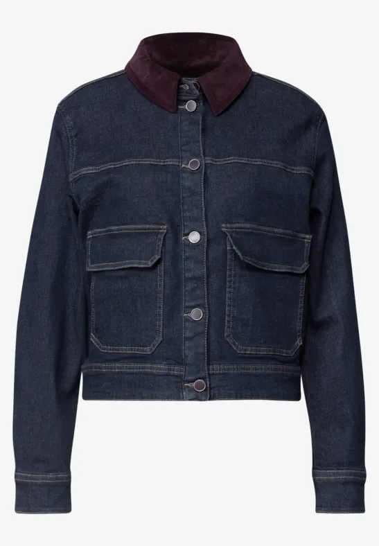 Veste en jean bleu foncé à col rouge, fermée par boutons, avec deux poches plaquées poitrine.