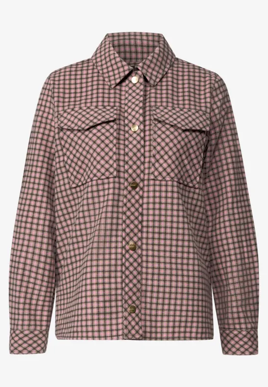 Koszula-overshirt w kratę w odcieniach ziemi, z kieszeniami na piersi i zapięciem na guziki.