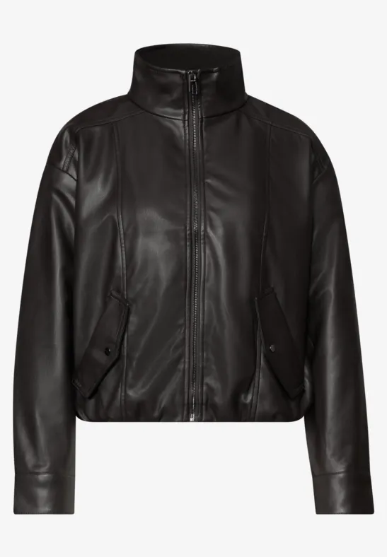 Schwarze Lederjacke mit Stehkragen, Reißverschluss und aufgesetzten Taschen.