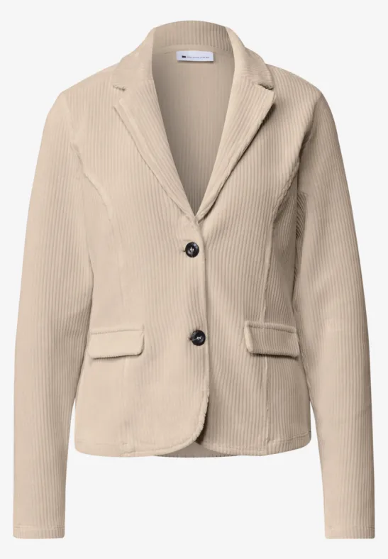 Beiger Damenblazer mit zwei Knöpfen, Reverskragen und aufgesetzten Taschen.
