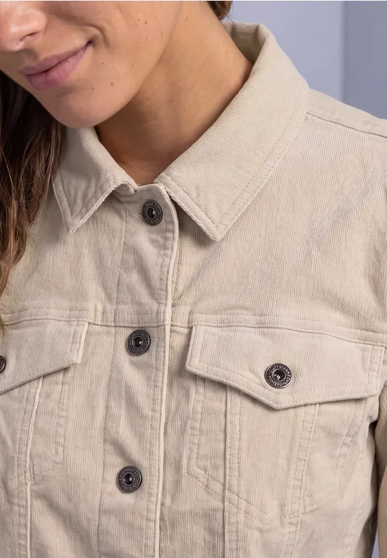 Beige, taillierte Jeansjacke mit Kragen, schwarzen Knöpfen und aufgesetzten Brusttaschen.