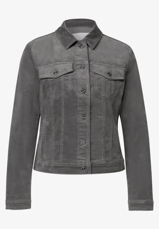 Veste en jean gris foncé à col, fermeture à boutons et poches poitrine plaquées.