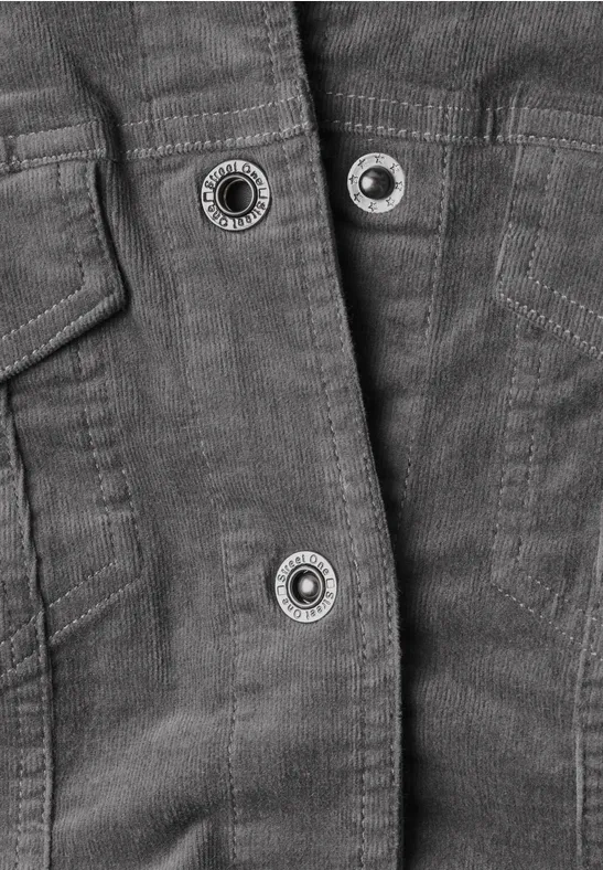Vue rapprochée d'une veste en tissu gris foncé avec des boutons-pression argentés
